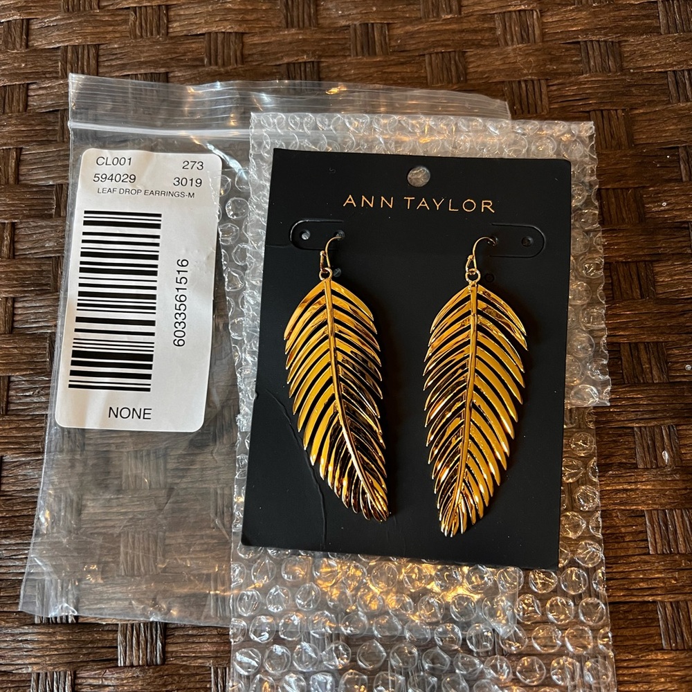 Leaf dropped earrings